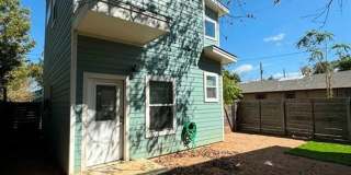 Great, modern 2 bedroom 2.5 bath available in South Austin! Gallery 41