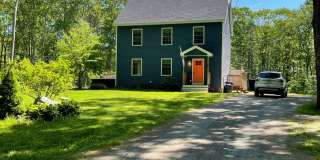 Huge House tucked in a great part of the York, Maine, close to the tolls for easy access! Gallery 1
