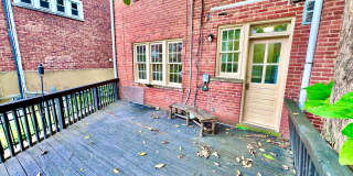 Spacious 6 bedroom 3.5 bath Tudor Townhouse w/Deck close to Georgetown University & Hospital Gallery 56