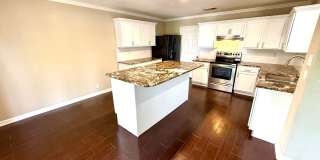 *MOVE IN SPECIAL* Gorgeous Four Bedroom Home with Covered Patio Near Medical Center!! Gallery 11