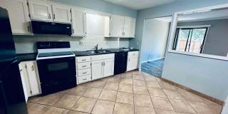 {1423} Updated Townhome + Two Car Garage + Fenced Yard + Lawncare Included Gallery 4