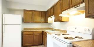 3 Bed/2 Bath Townhouse. On Bus Route to Campus. Parking. Gallery 5