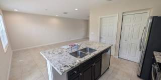 Spacious Townhome in Desirable Vizcaya Falls 3-bedroom, 2.5-bath townhome Gallery 8