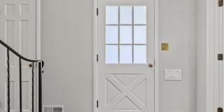 Beautiful Arlington Home South of Lane Gallery 3