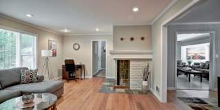 FURNISHED: Modern 6 Bdrm (7 beds) Home with BBQ, Foosball, HotTub & Private Pool - Close To Airport&Downtown Gallery 20