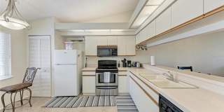 Furnished 2 Bedroom | 2 Bath - Lake Views Gallery 10