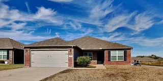 Beautiful 3 Bedroom 2 Bath Home With Storm Shelter in Mustang Schools Gallery 3
