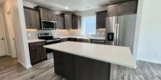 4 Bed | 2 Bath | 2 Stall Garage | Single Family Home Gallery 6