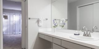 Furnished,  SHort-Mid term, All Inclusive one Bedroom /one bathroom with den, view of Flatirons block off Pearl, Gallery 9