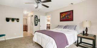 Beautifully Vista Upgraded Upstairs Corner Condo Gallery 32