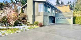 Stunning Mountain View Mid-Century Home in Prestigious Clyde Hill Gallery 1