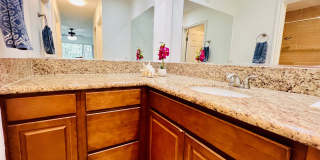 Beautifully Vista Upgraded Upstairs Corner Condo Gallery 20