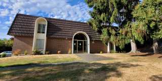Conveniently located South Kirkland near Downtown-Laurel Park Gallery 1
