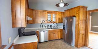 3 bedroom 2.5 bathroom home with a fully fenced yard! Gallery 1