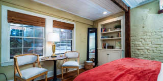 Downtown Cottage- Fully Furnished Gallery 9