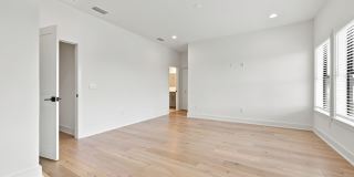 GORGEOUS Like NEW 4/3.5 CUSTOM TOWNHOME Gallery 26