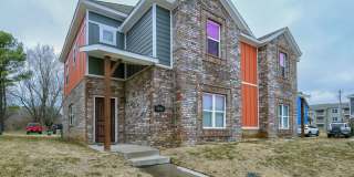 Beautiful 3 bed / 3.5 bath duplex with two car garage - Minutes from U of A! Gallery 1