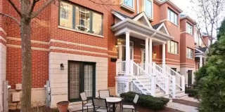 Downtown Elmhurst Gem – 3-Bed Townhome with Balcony, Courtyard & Garage Gallery 1