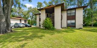 Beautiful Upstairs 2 bedroom 1 1/2 bath Apartment in Orange Park.! Gallery 1