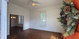 Fully Restored 2BR Classic Near Downtown Dignowity Hill Gallery 22