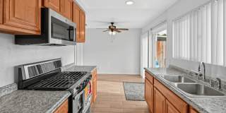 3 Bed / 1.5 Bath Townhome! Gallery 3