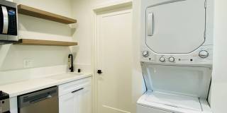 Stylish Santa Monica studio with w/d in unit, and private rear yard. Gallery 9