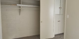913 Willow St - 2BR/1BA apartment with yard, near Midtown - Hidden Gem! Available May 18th. Gallery 5