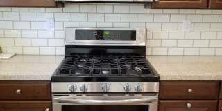 ALMOST NEW, SUPER CLEAN 2 BED, 2.5 BATHS, WOOD FLOORS, STAINLESS STEEL APPLIANCES, CLUBHOUSE WITH POOL Gallery 14