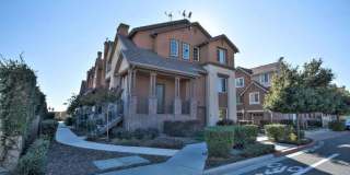 Beautifully Updated Union City Townhome w/ Community Amenities & Vaulted Ceilings Gallery 1