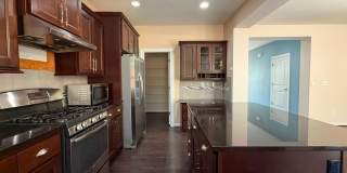 Spacious 4-Bed Home with Loft & Covered Patio in North Creek Gallery 8