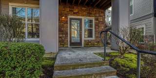 Beautiful Ground Level 1+br Condo ** Water/Sewer/Garbage Included ** Gallery 18