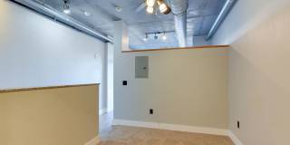 Excellent and newly refreshed Uptown 8th floor condo in the Courtside complex. Gallery 23