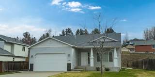 Beautiful 3 Bed, 2 Bath Home in Golden Hills Gallery 1