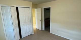 2 Bedroom 1 1/2 Bathroom - Close to Campus - Centrally Located Gallery 22