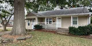 Charming Bungalow in Downtown Lee’s Summit! Gallery 1