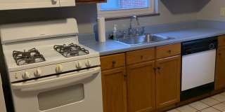 Lovely Two Bedroom Home on a Quiet Street Gallery 9