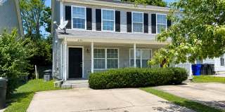 Beautiful Townhouse! All Electric, Washer/Dryer Included! Off-Street Parking, Convenient Location Gallery 1