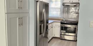 Mill Creek 4bd/2bth w/ Two Car Parking and Yard Gallery 7