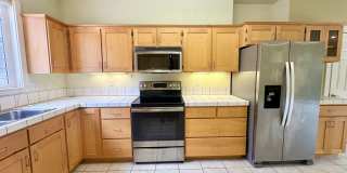 Spacious and bright 2 bed 2.5 bath Townhouse Gallery 6