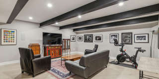 527 BROWN Street Gallery 33