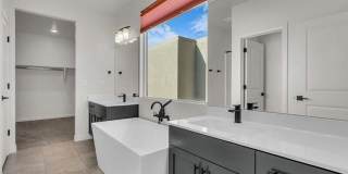 4 Bed, 3 car garage, private pool for rent! Gallery 23