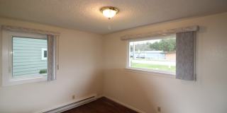 2 Bed 1 Bath - Excellent Condition - Pet Friendly - Large Fenced Yard Gallery 9