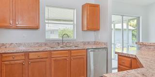 Well Maintained Duplex in Lehigh with 1 Car Garage! Gallery 11