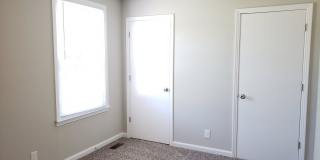 END UNIT!! 2 Bed/1.5 Bath Townhouse! Water/Garbage Included! Walk to APSU! Gallery 7