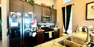 IMMACULATE TOWNHOME WITH 2 CAR ATTACHED GARAGE Gallery 8