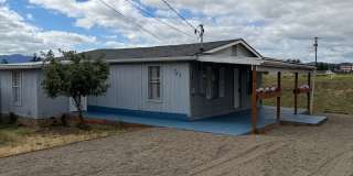 2 Bedroom House with Large Yard Gallery 1