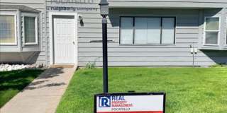 3 bedroom 1.5 bath townhouse - 2 car carport Gallery 1