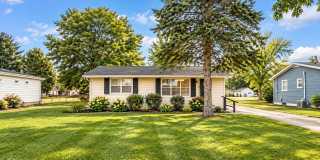 Spacious North Side 2 Bedroom Home with Huge Yard & Garage! Gallery 1