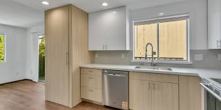 Fully Renovated 3BD Upper Duplex with Garage & Garden in West Seattle Gallery 14