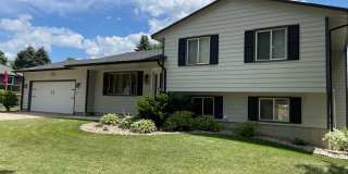 Charming 3-Bedroom Walk-Out Home! Gallery 1